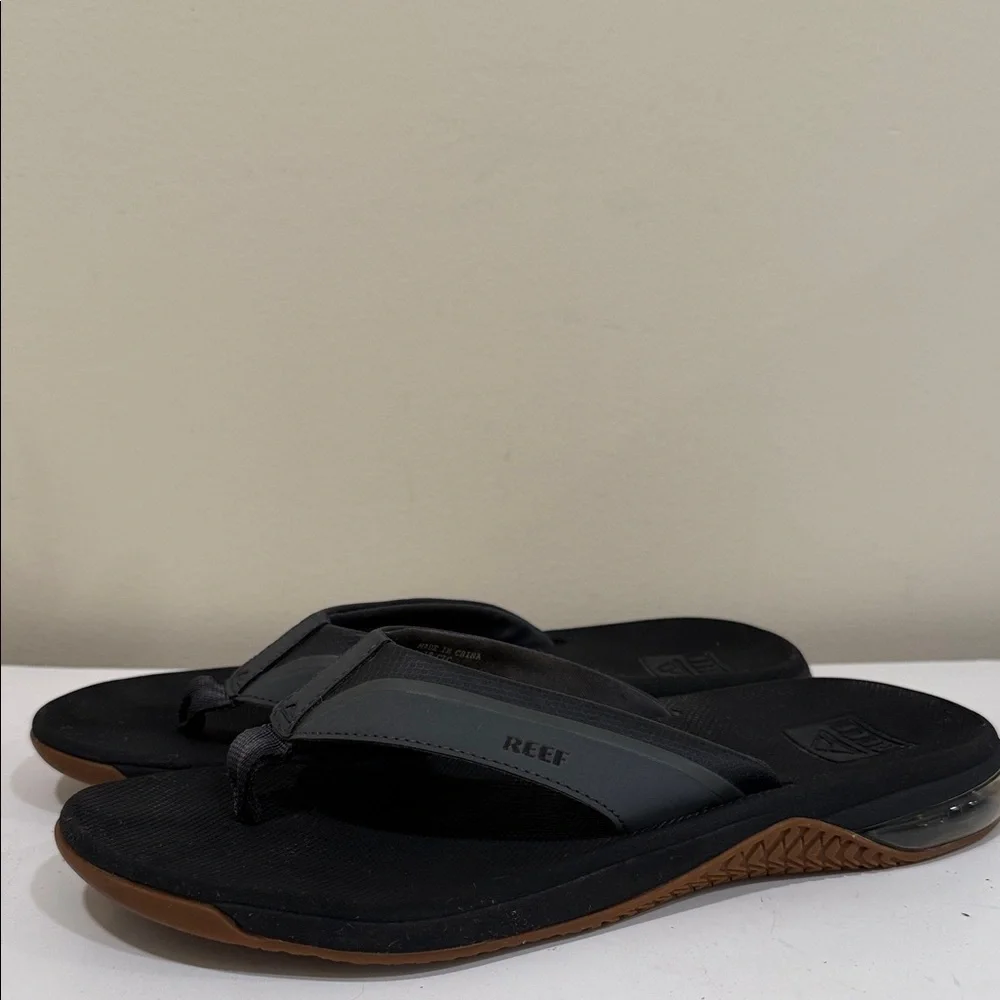 *Reef Men's Black and Gray Flip Flops (sz 10)